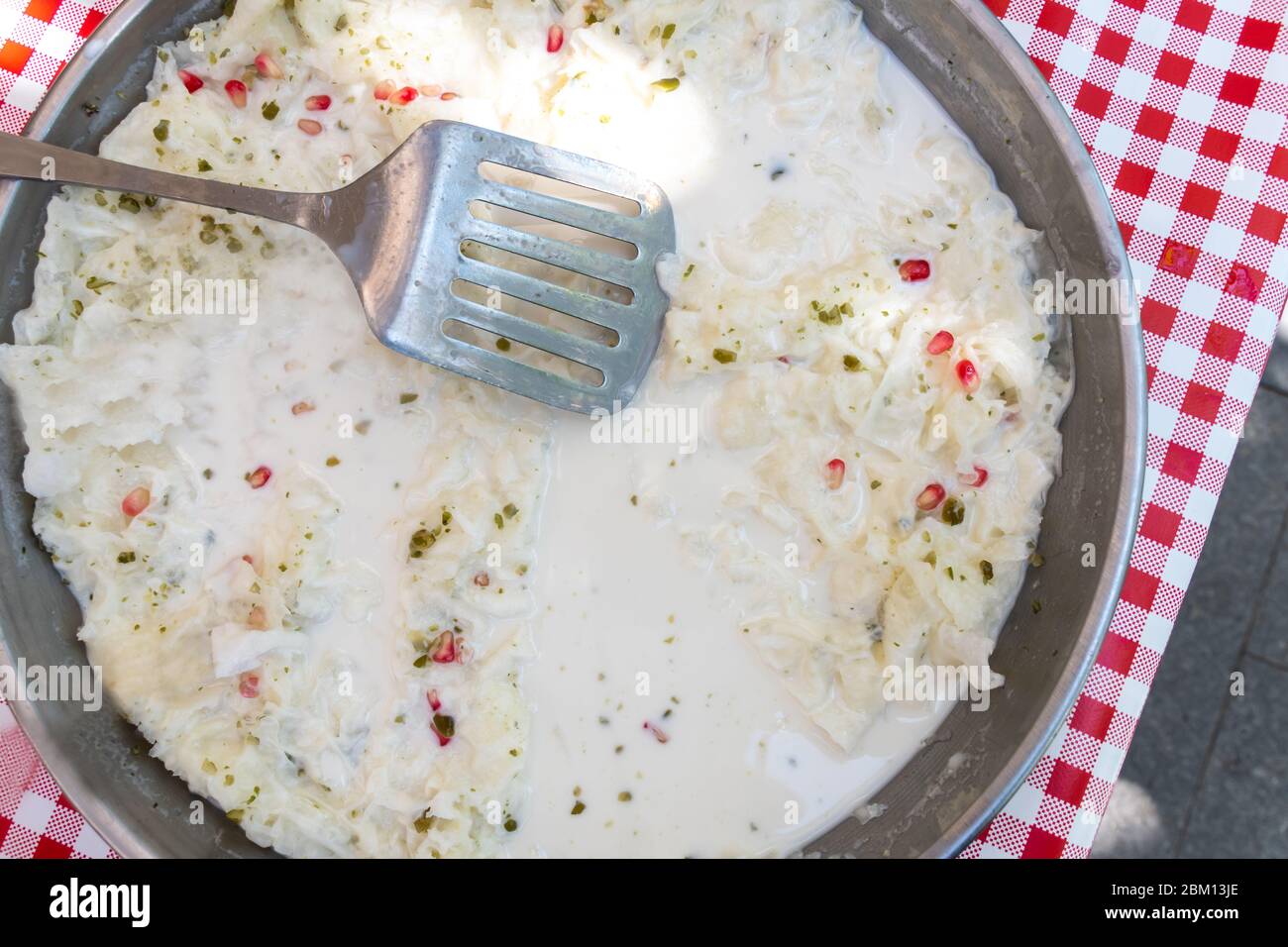 Feuilles de Gullac doux traditionnel turc dessert dans un plateau vendu pendant le festival de la nourriture, le Ramadan spécial traite fait avec le lait, pistache, grenade, co Banque D'Images