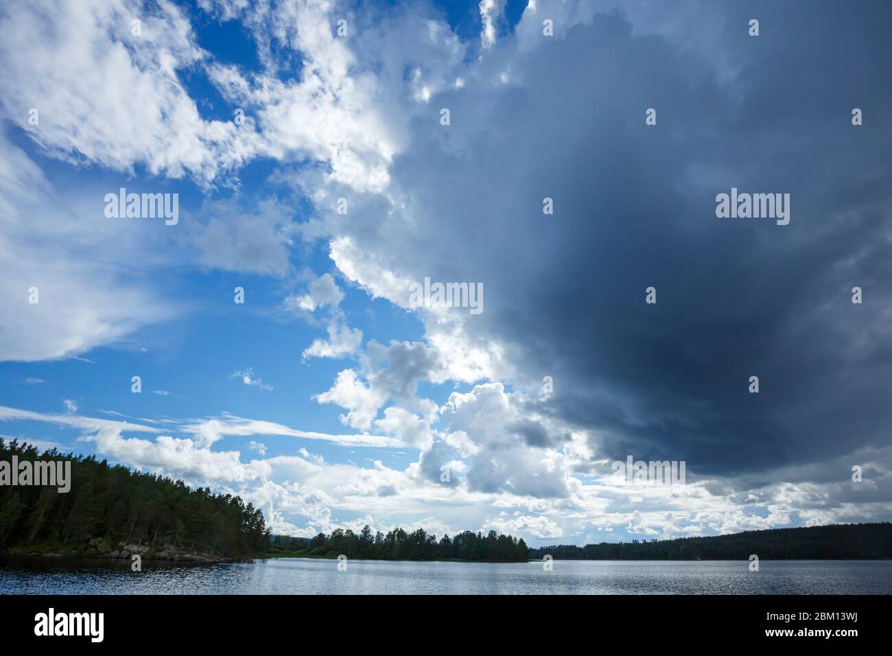 Des nuages en pleine tempête s'élevant au-dessus du lac Kallavesi, en Finlande Banque D'Images