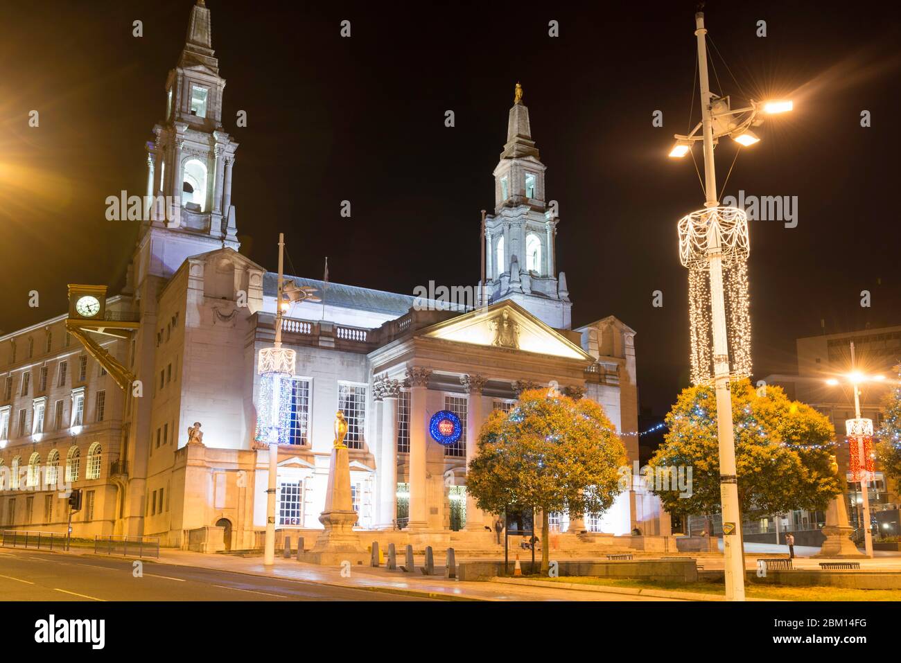 Le Leeds Civic Hall de nuit à Noël est illuminé par des lumières festives Banque D'Images