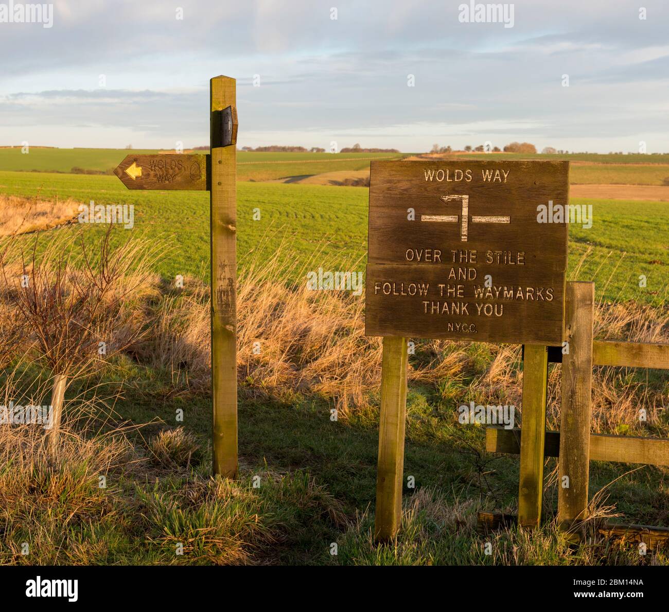 Indicateur de direction et panneau sur le sentier longue distance de Yorkshire Wolds Way près de Thixendale Banque D'Images