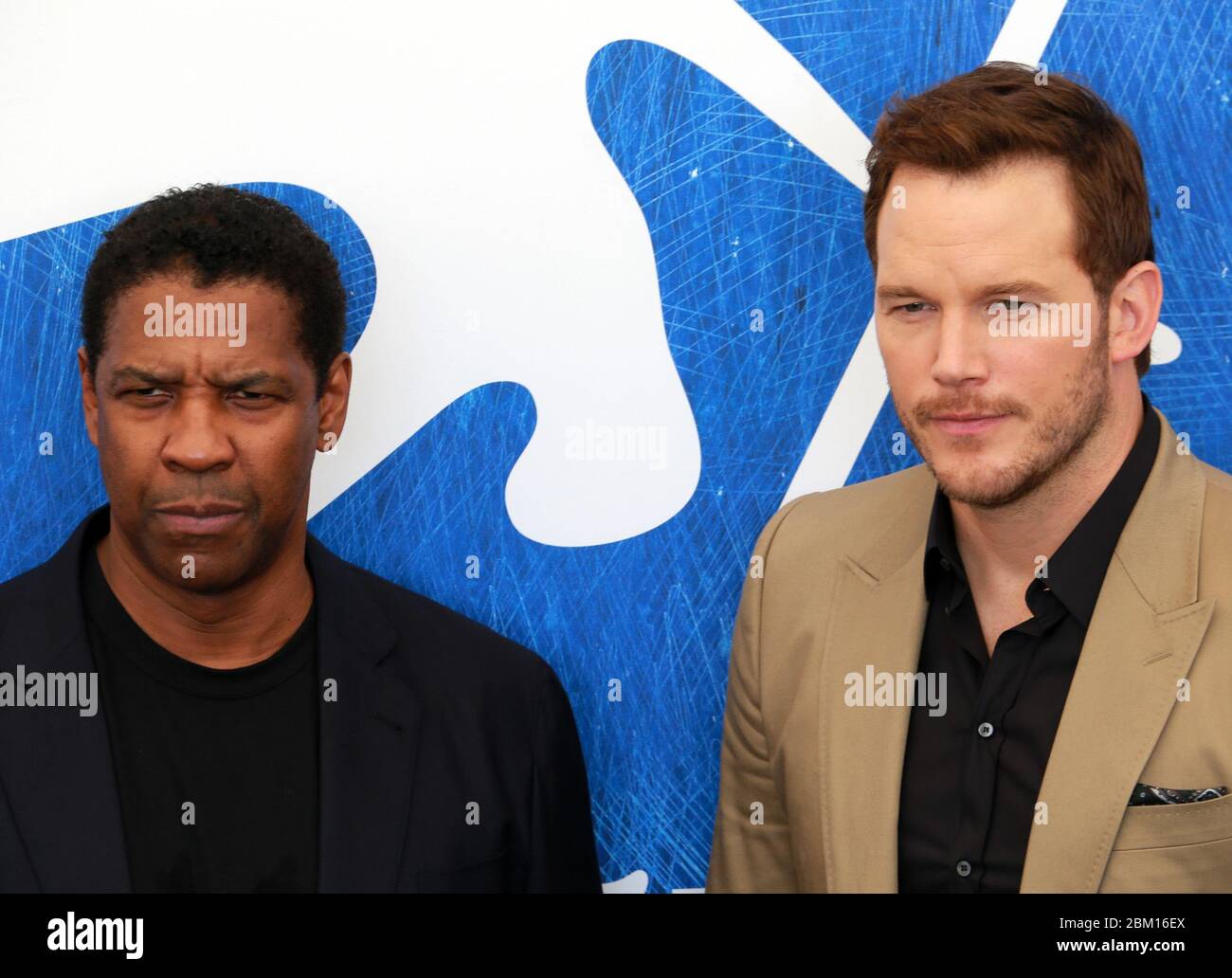 VENISE, ITALIE - SEPTEMBRE 10 : Chris Pratt et Denzel Washington assistent à la séance photo pour « les sept magnifiques » Banque D'Images