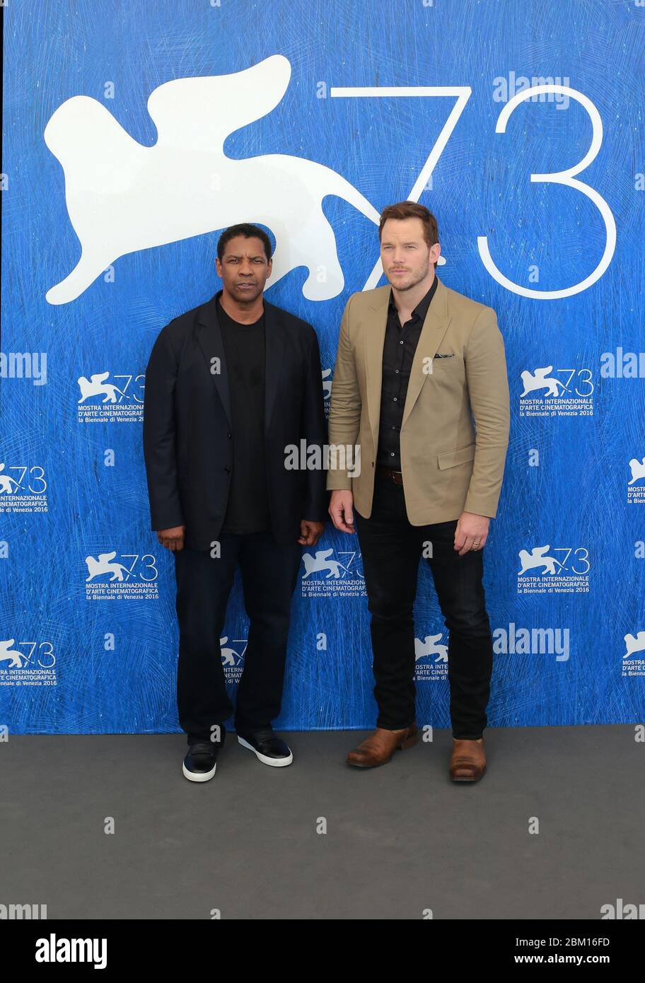 VENISE, ITALIE - SEPTEMBRE 10 : Chris Pratt et Denzel Washington assistent à la séance photo pour « les sept magnifiques » Banque D'Images
