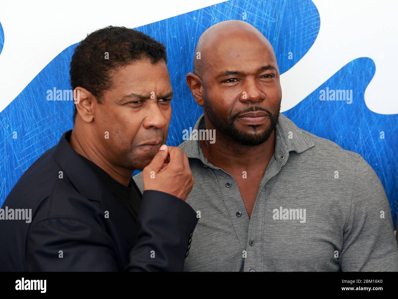 VENISE, ITALIE - SEPTEMBRE 10 : Antoine Fuqua et Denzel Washington assistent à la séance photo pour « les sept magnifiques » Banque D'Images