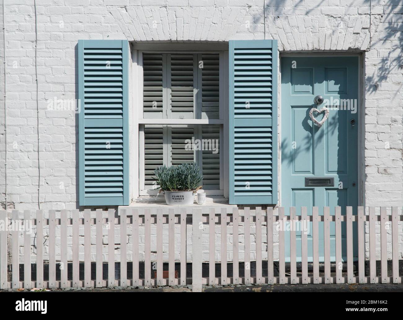 Chalet bleu et blanc avec clôture de piquetage, Leigh-on-Sea Essex UK. Avril 2019 Banque D'Images