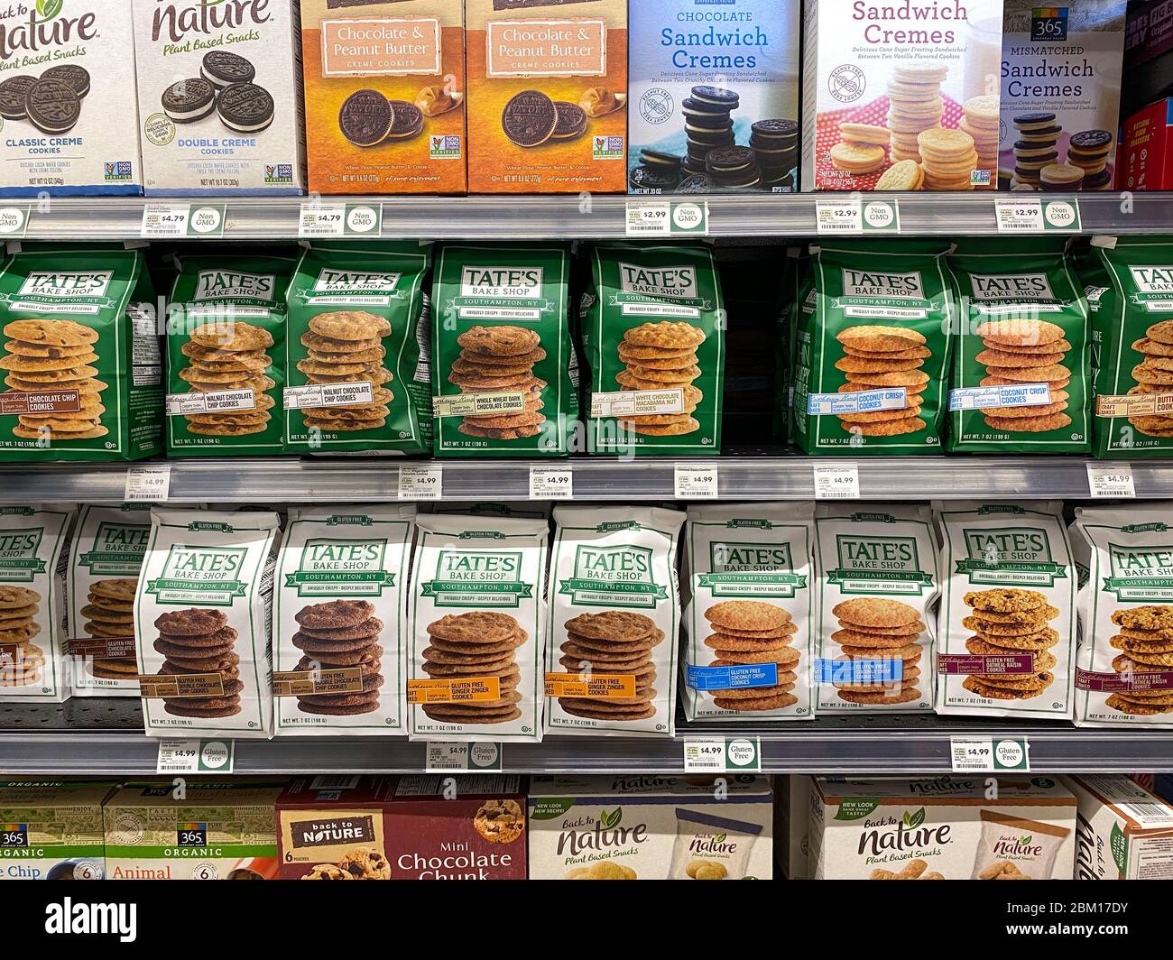 Orlando,FL/USA-5/3/20: Une exposition de biscuits Tate's Bake Shop dans un magasin d'alimentation Whole Foods Market. Banque D'Images