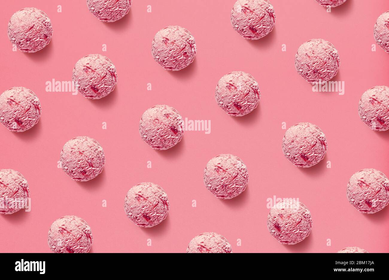 Motif de boules de glace à la fraise sur fond rose Banque D'Images