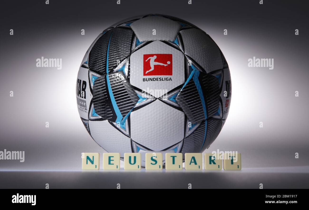 Firo: 06.05.2020 football: Fuvuball: 1 2 Bundesliga. DFL. Deutsche Fuvuball Liga jeu de balle de la saison 2020/2021 Derbystar Scrabble, lettres avec redémarrage de la saison crise Corona, virus, studio, logo quand la saison recommence à cause de l'interruption du jeu Corona des professionnels | utilisation dans le monde entier Banque D'Images