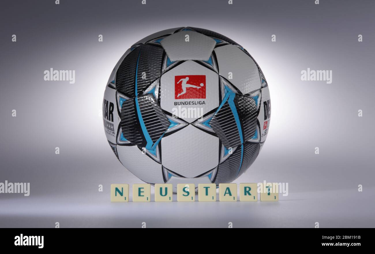 Firo: 06.05.2020 football: Fuvuball: 1 2 Bundesliga. DFL. German Fuvuball League 2020/2021 Derbystar Scrabble, lettres avec redémarrage, redémarrage de la saison crise Corona, virus, studio, logo quand la saison recommence à partir à cause de l'interruption du jeu Corona des professionnels | utilisation dans le monde entier Banque D'Images