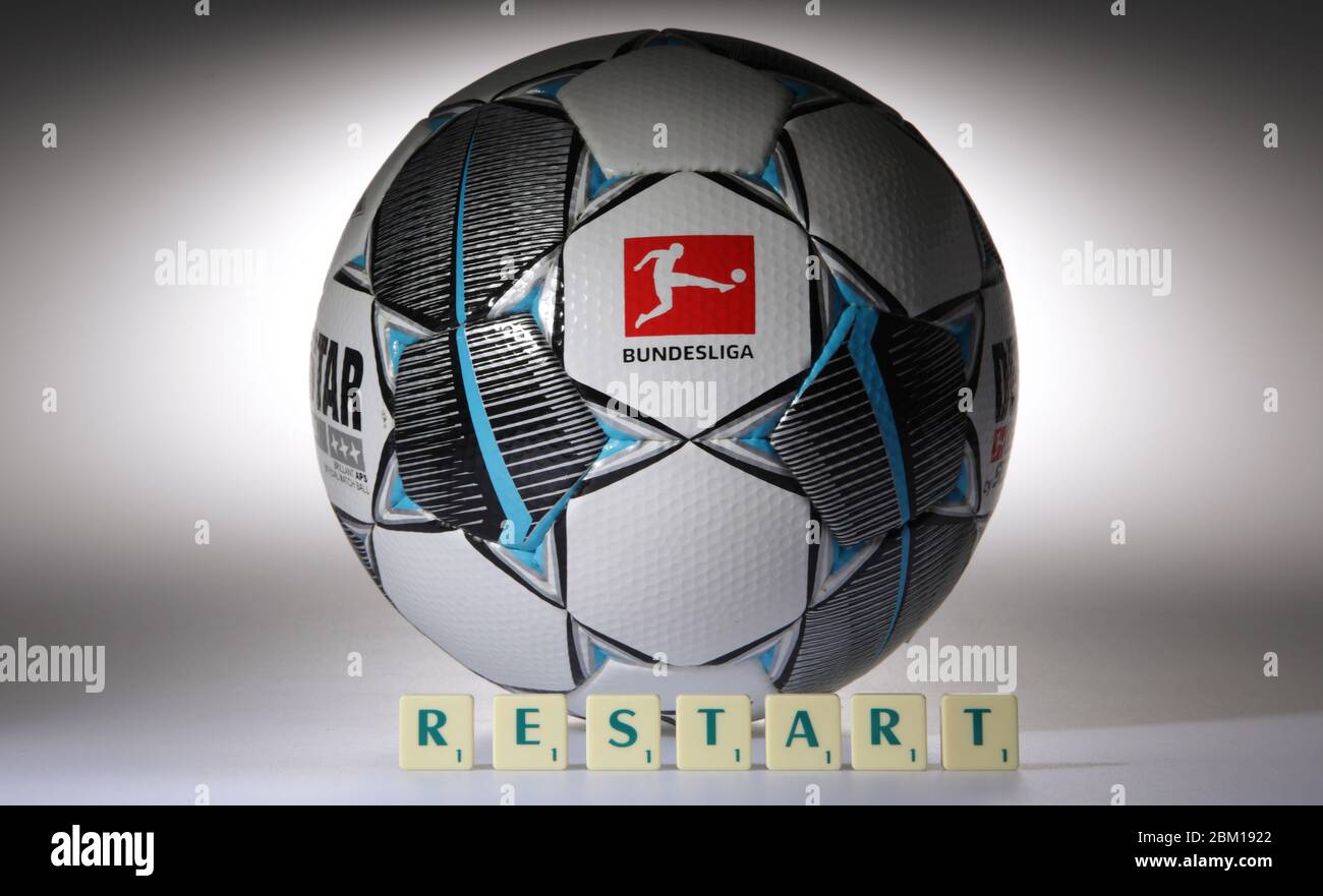 Firo: 06.05.2020 football: Fuvuball: 1 2 Bundesliga. DFL. German Fuvuball League 2020/2021 Derbystar Scrabble, lettres avec redémarrage, redémarrage de la saison crise Corona, virus, studio, logo quand la saison recommence à partir à cause de l'interruption du jeu Corona des professionnels | utilisation dans le monde entier Banque D'Images
