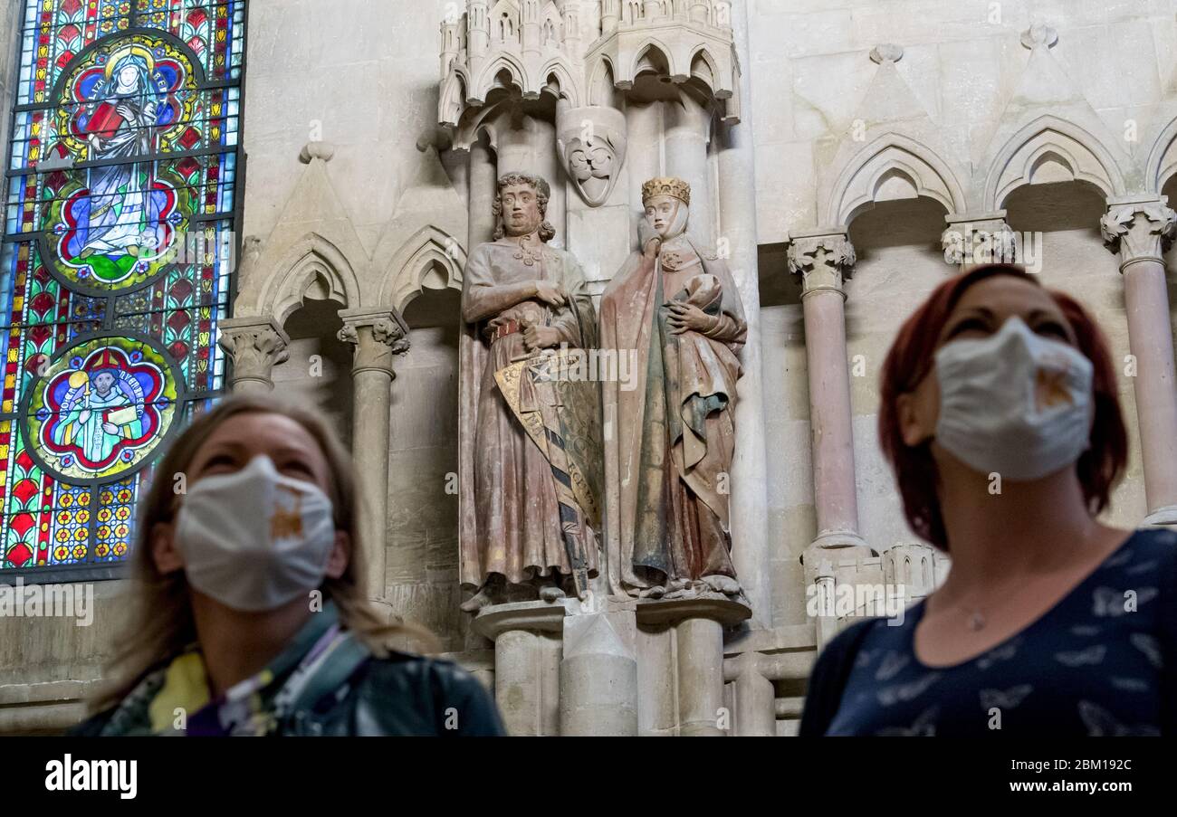 06 mai 2020, Saxe-Anhalt, Naumburg: Les employés de la cathédrale unie les fondateurs portent des masques à la cathédrale Saint-Pierre et Paul de Naumburg sous la figure fondatrice mondialement célèbre Uta von Ballenstedt à côté de son mari Ekkehard II Margrave de Meissen. Après une fermeture d'un peu moins de huit semaines, les portes de la cathédrale s'ouvriront en permanence aux visiteurs à partir du 8-10 mai, puis à nouveau à partir du 15 mai. Dans la période qui a suivi l'ouverture, des concepts ont été développés pour les cathédrales de Merseburg et de Naumburg, en tenant compte des exigences relatives à la présence du virus corona. Dans les installations, les clients et Banque D'Images