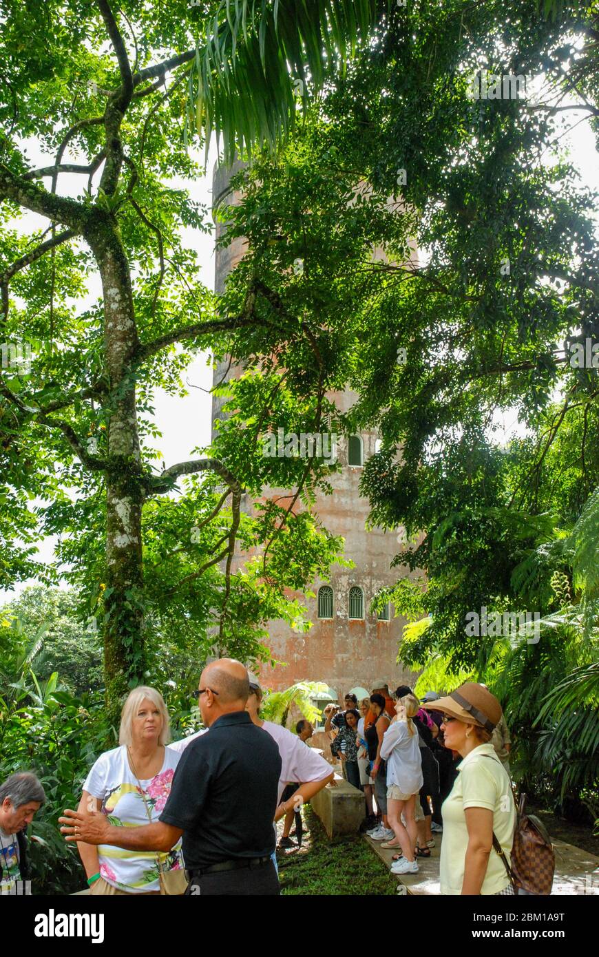 Groupe de touristes avec un guide visitant la Tour d'observation de Yokahu dans la forêt nationale d'El Yunque, une forêt tropicale sauvage de Porto Rico Banque D'Images