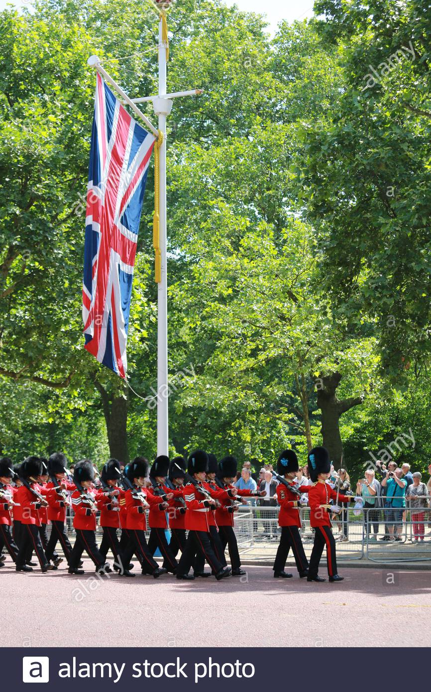 La parade annuelle de la couleur a eu lieu à Londres en l'honneur de l'anniversaire de la reine Elizabeth. Les rues bordées de milliers d'accueillir Sa Majesté un Banque D'Images