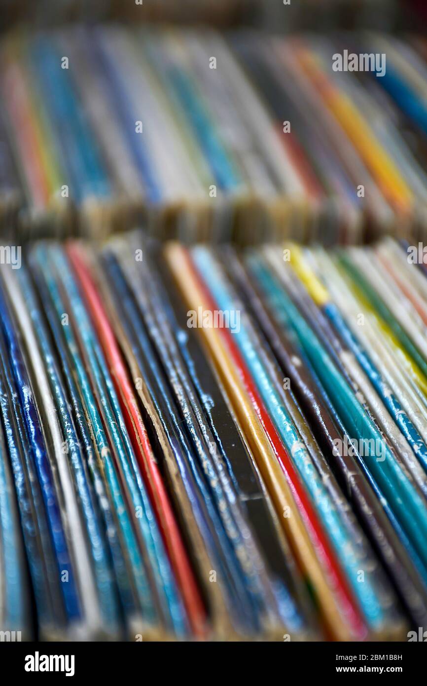 Collection d'anciens disques vinyle platine d'enregistrement lp dans ses couvertures Banque D'Images