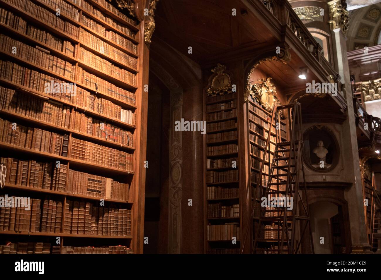 10.2019.Austria.Big Old library.Old Big Library avec de nombreux étagères. Banque D'Images