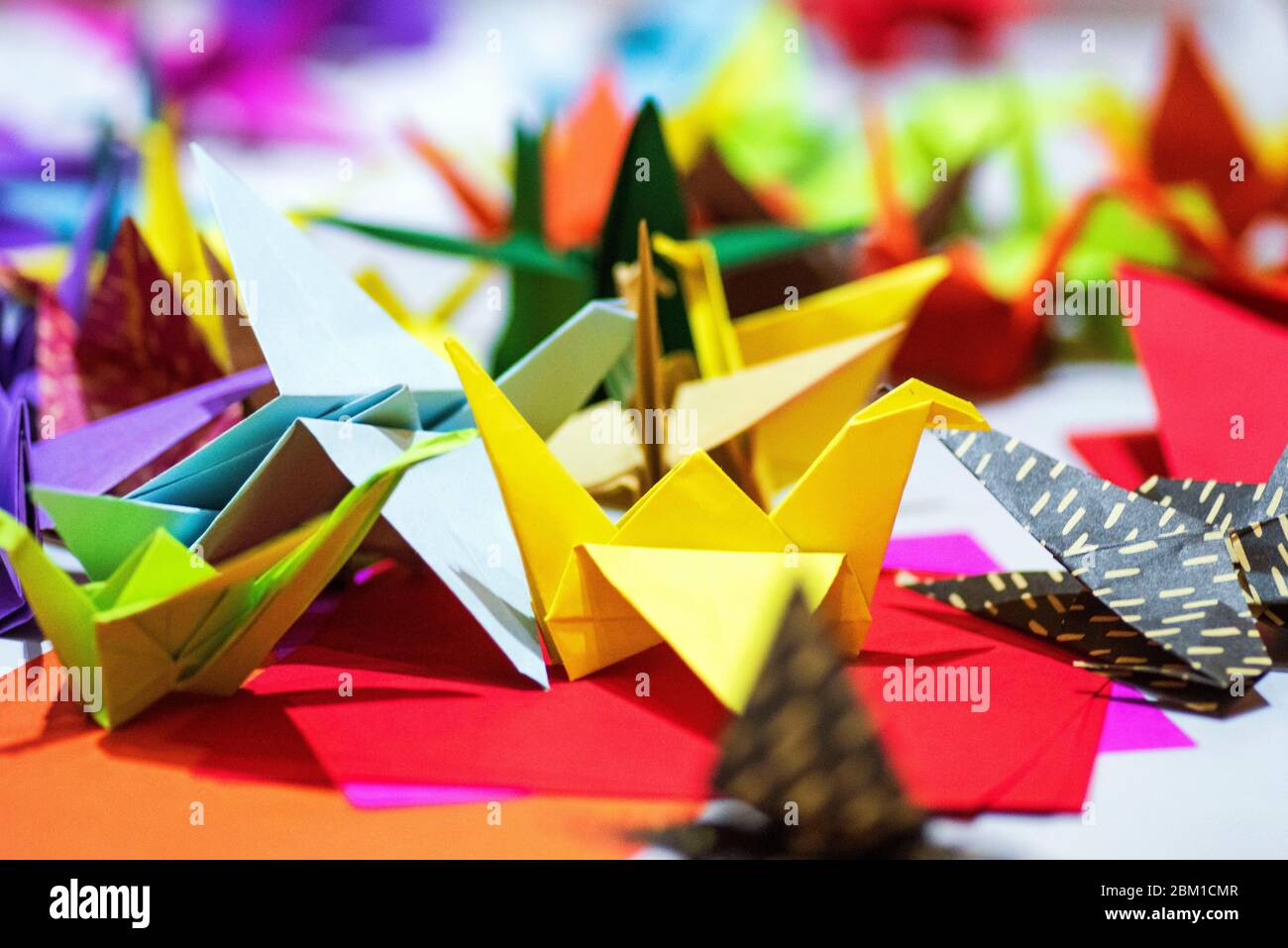 Grues à papier en papier multicolore. Origami japonais de papier de couleur.coloré Origami papier Cranes arrière-plan Banque D'Images