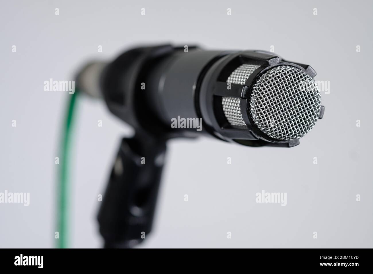 Microphone studio dynamique sur le support Banque D'Images