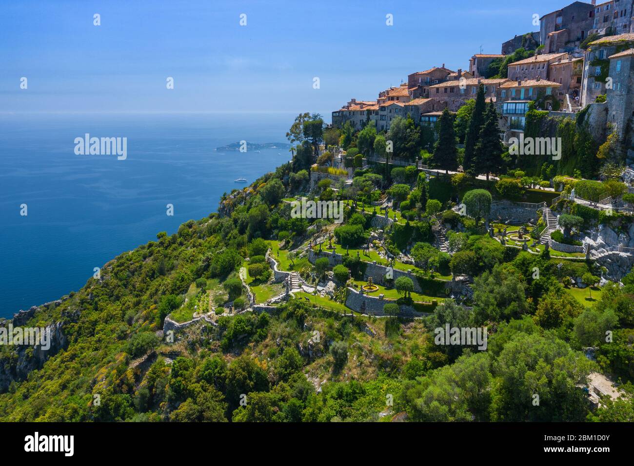 Vue aérienne du village médiéval d'Eze, sur le littoral méditerranéen, paysage et montagnes, Côte d'Azur. France. Banque D'Images
