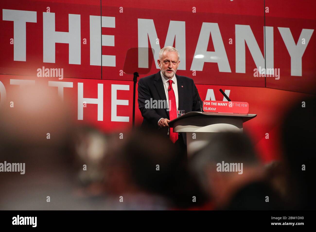 Le leader travailliste Jeremy Corbyn s’adresse à ses partisans et aux médias lors d’un rassemblement à Manchester pour le lancement de leur campagne électorale générale de 2017. Banque D'Images