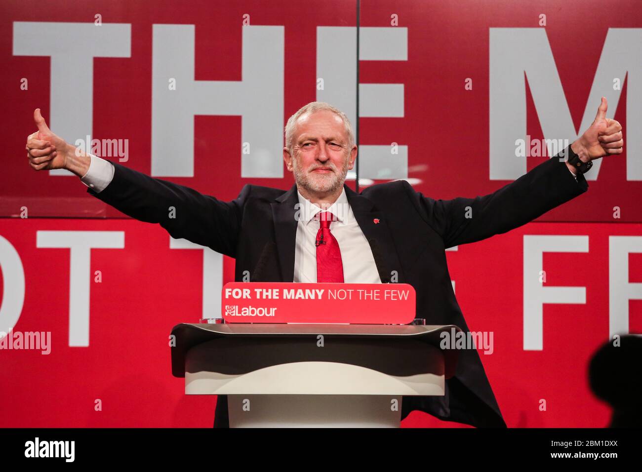 Le leader travailliste Jeremy Corbyn s’adresse à ses partisans et aux médias lors d’un rassemblement à Manchester pour le lancement de leur campagne électorale générale de 2017. Banque D'Images
