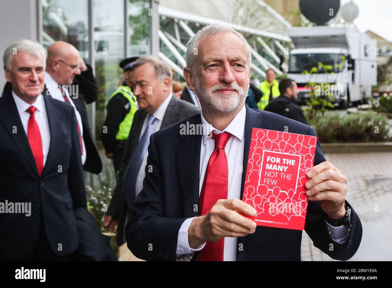 Le leader travailliste Jeremy Corbyn lance le manifeste des élections générales 2017 du Parti travailliste lors d'un événement organisé à l'université de Bradford dans le West Yorkshire. Banque D'Images