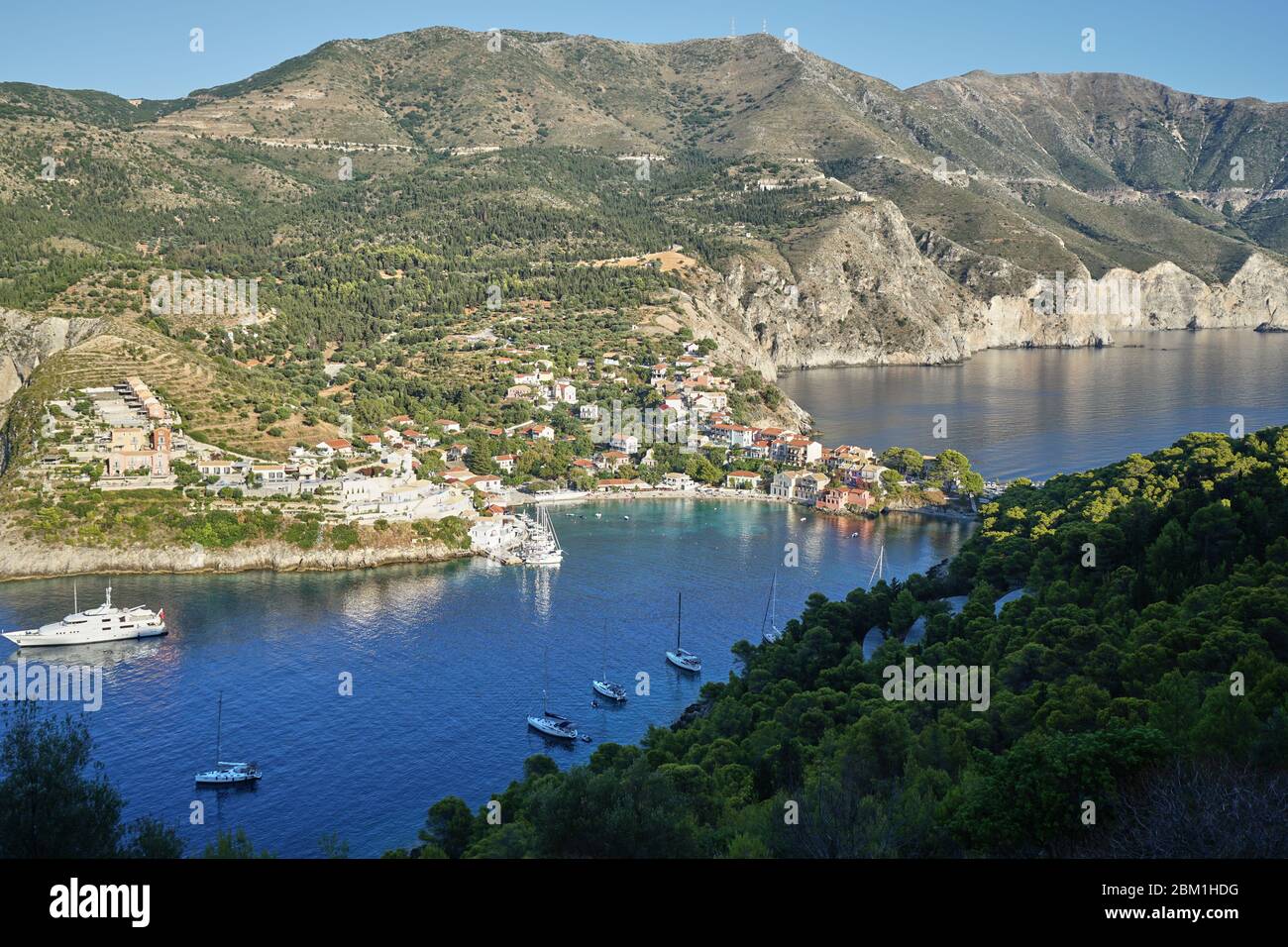 Panorama aérien du village d'ASOS, île de Kefalonia (Céphalonie), Mer Ionienne, Méditerranée, Grèce Banque D'Images