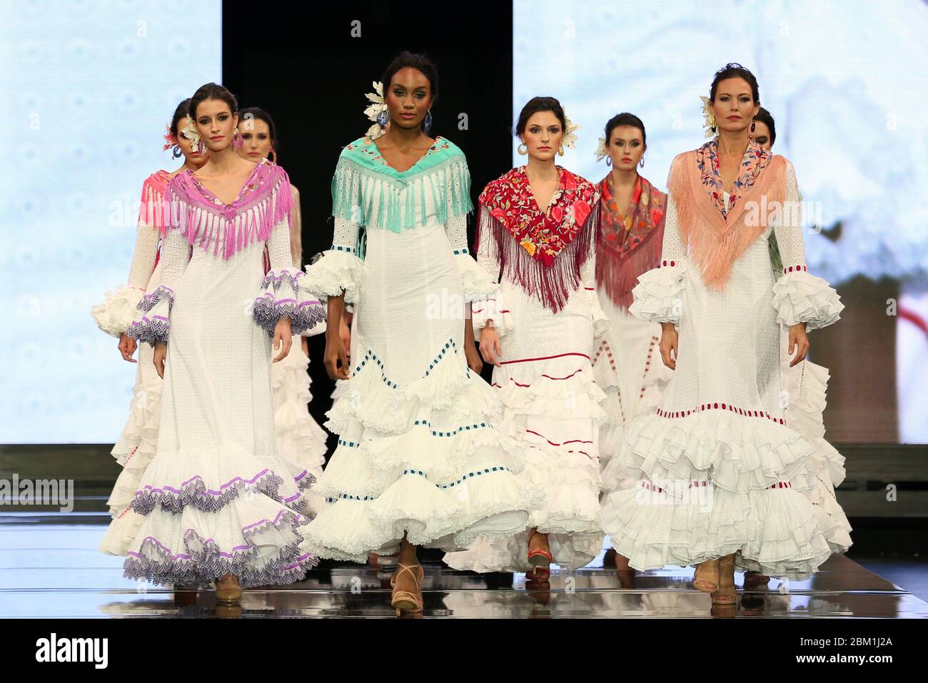 SÉVILLE, ESPAGNE - JAN 30: Modèles portant des robes de la collection Bajo el Soul de Andalucia par le designer Miabril dans le cadre du SIMOF 2020 (photo: Mickael Chavet) Banque D'Images