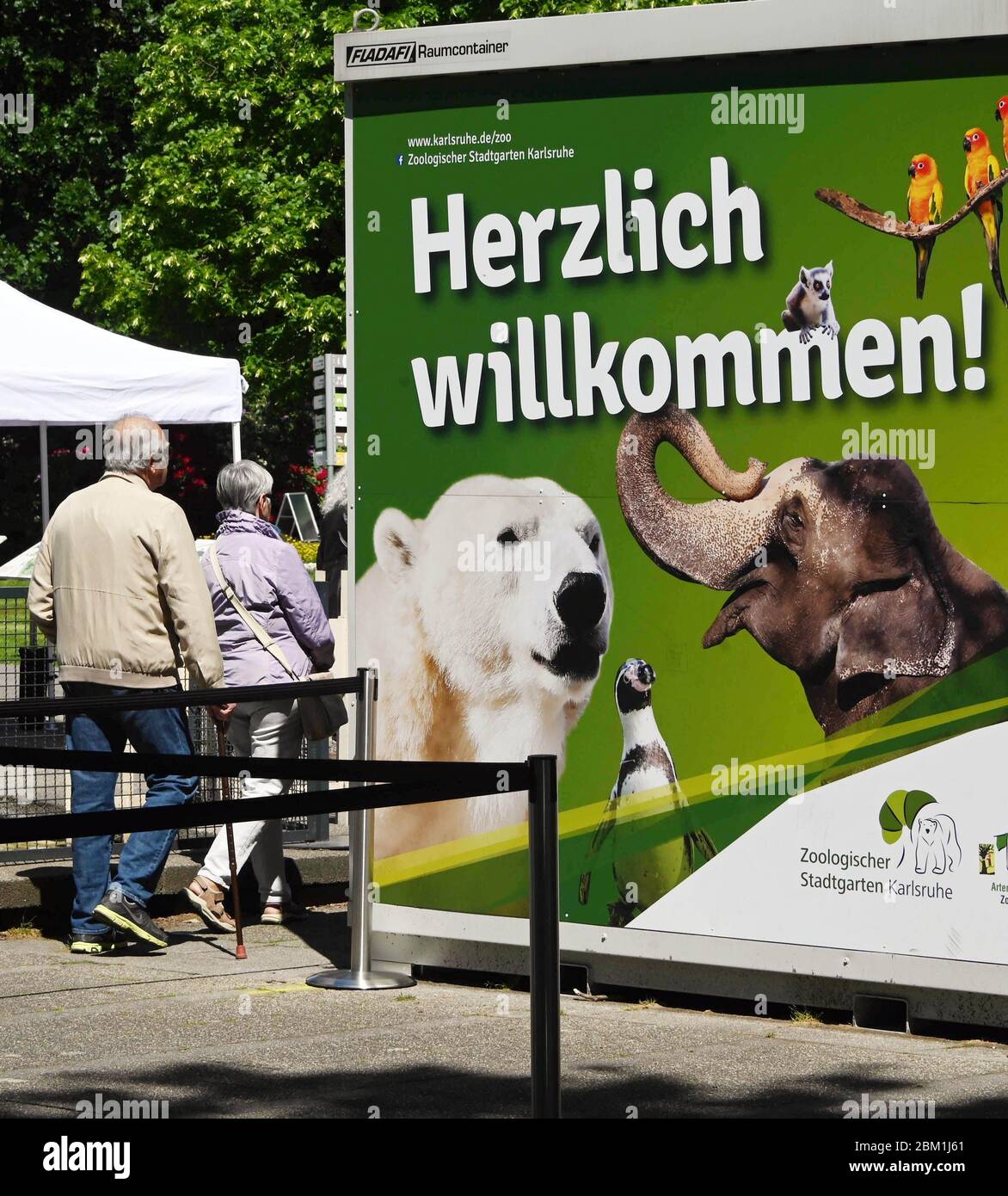 Karlsruhe, Allemagne. 06e mai 2020. Les gens vont au zoo de Karlsruhe, qui a rouvert. Le zoo a été fermé pendant près de huit semaines en raison de la crise de la couronne. Le nombre de visiteurs est actuellement limité à 2000 personnes qui sont autorisées à se rendre au zoo et au Stadtgarten en même temps. Seuls les détenteurs d'un billet de saison ont accès après avoir effectué une réservation dans la boutique en ligne. Crédit : Uli Deck/dpa/Alay Live News Banque D'Images