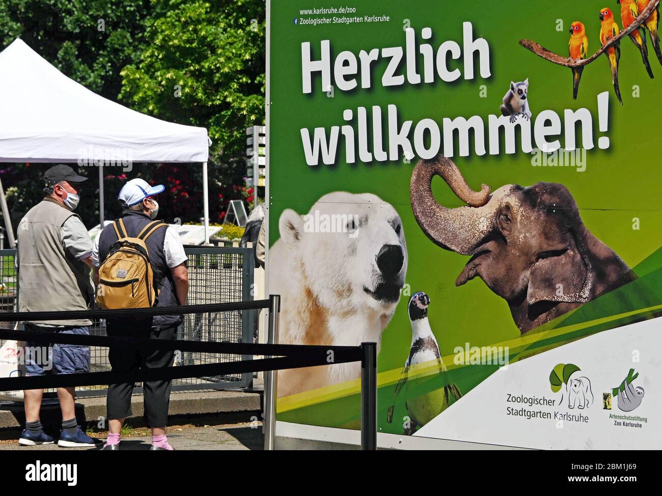 Karlsruhe, Allemagne. 06e mai 2020. Les gens vont au zoo de Karlsruhe, qui a rouvert. Le zoo a été fermé pendant près de huit semaines en raison de la crise de la couronne. Le nombre de visiteurs est actuellement limité à 2000 personnes qui sont autorisées à se rendre au zoo et au Stadtgarten en même temps. Seuls les détenteurs d'un billet de saison ont accès après avoir effectué une réservation dans la boutique en ligne. Crédit : Uli Deck/dpa/Alay Live News Banque D'Images