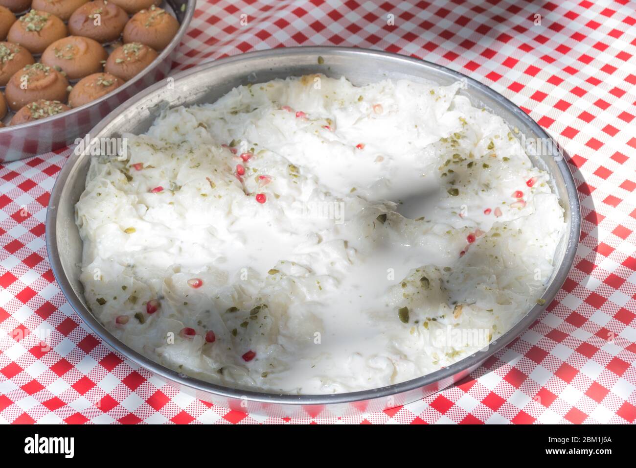 Feuilles de Gullac doux traditionnel turc dessert dans un plateau vendu pendant le festival de la nourriture, le Ramadan spécial traite fait avec le lait, pistache, grenade, co Banque D'Images