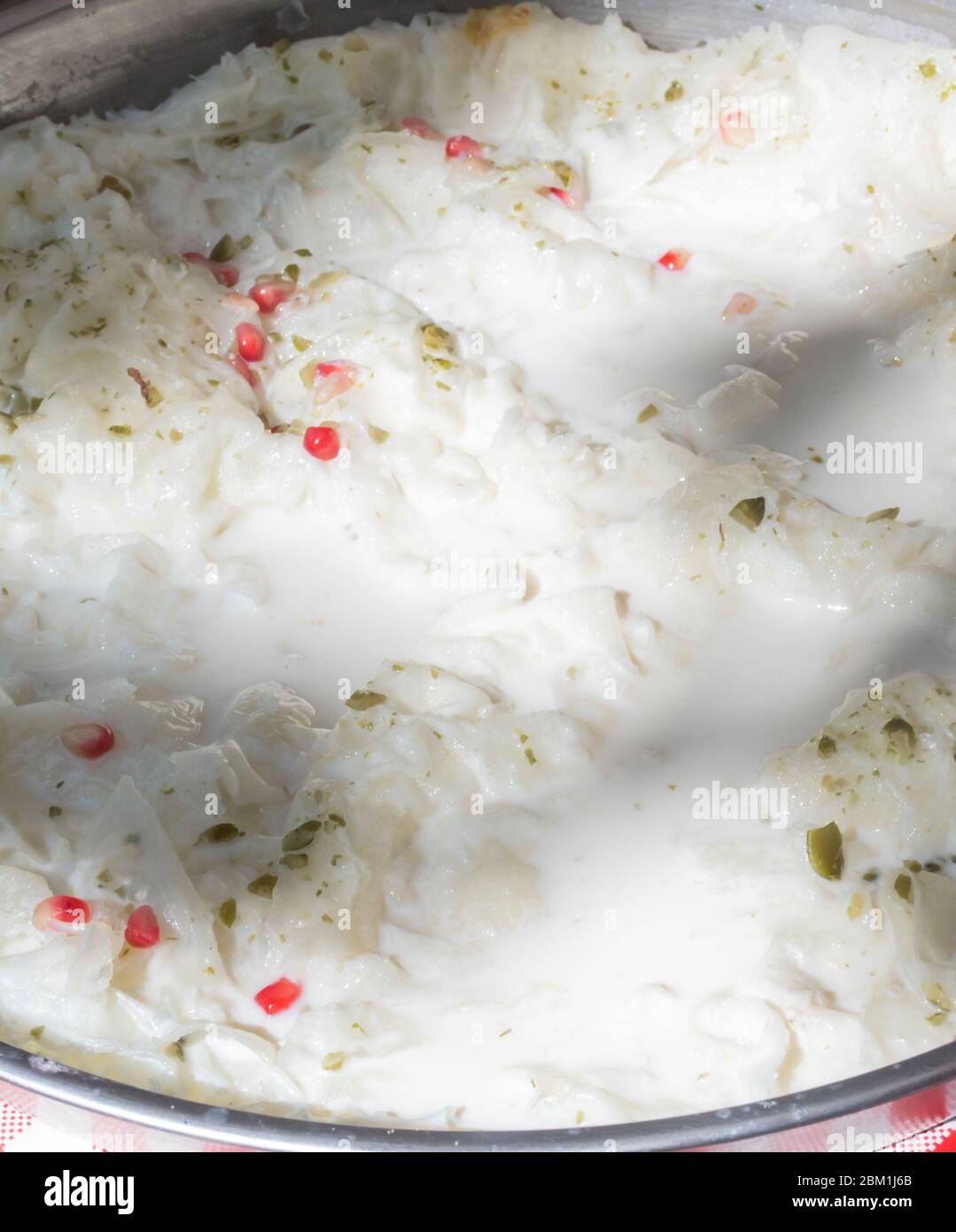 Feuilles de Gullac doux traditionnel turc dessert dans un plateau vendu pendant le festival de la nourriture, le Ramadan spécial traite fait avec le lait, pistache, grenade, co Banque D'Images