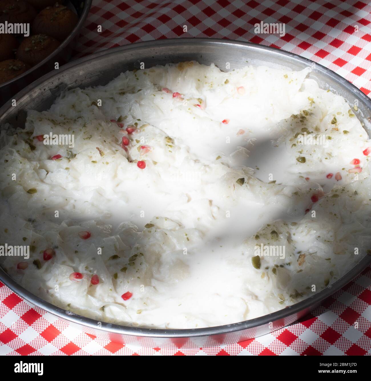 Feuilles de Gullac doux traditionnel turc dessert dans un plateau vendu pendant le festival de la nourriture, le Ramadan spécial traite fait avec le lait, pistache, grenade, co Banque D'Images
