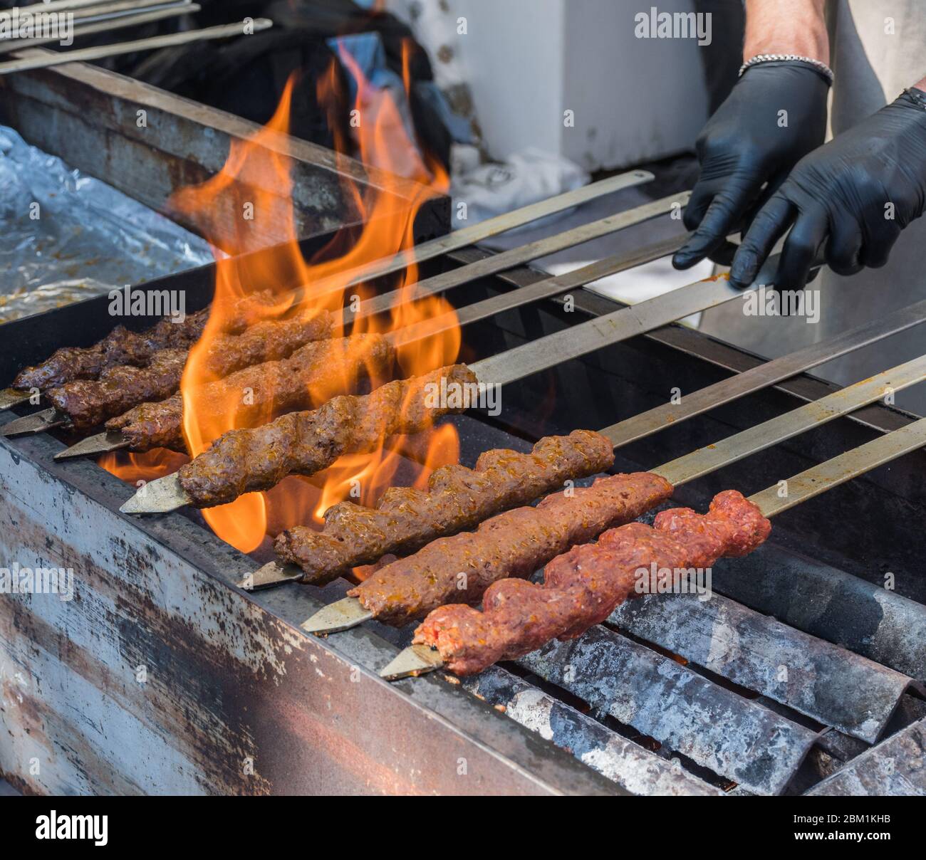 Adana kebab (viande hachée d'agneau hachée sur brochette sur le grill au  charbon de bois).Chef préparant le shaworma turc traditionnel authentique.  Cuisine du Moyen-Orient Photo Stock - Alamy