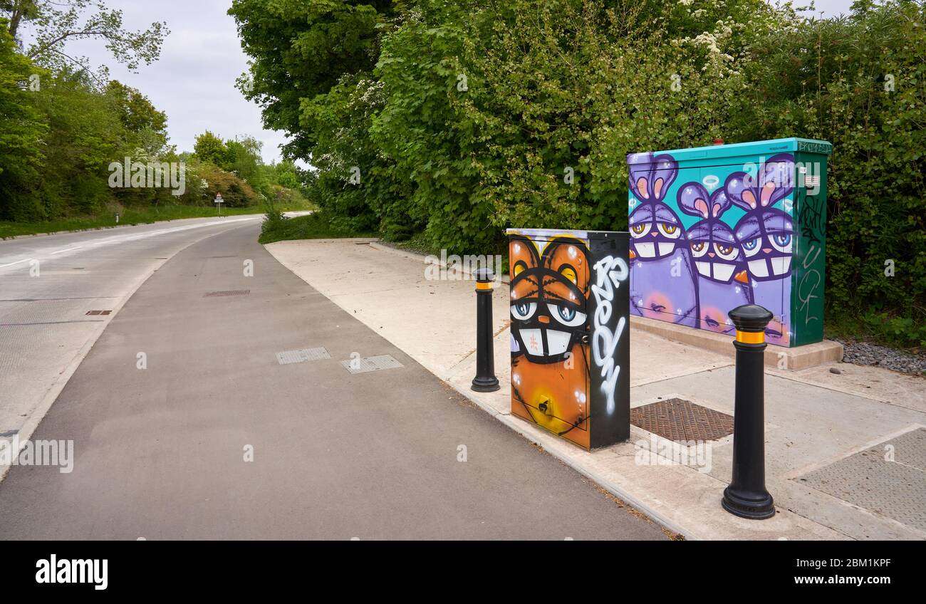 Les boîtes de jonction de télécommunications décorées avec suivre mon Grafitti lapin sur la route M2 Metrobus à Bristol Royaume-Uni Banque D'Images