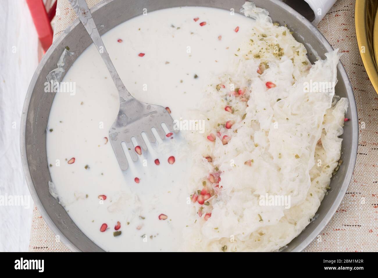 Feuilles de Gullac doux traditionnel turc dessert dans un plateau vendu pendant le festival de la nourriture, le Ramadan spécial traite fait avec le lait, pistache, grenade, co Banque D'Images
