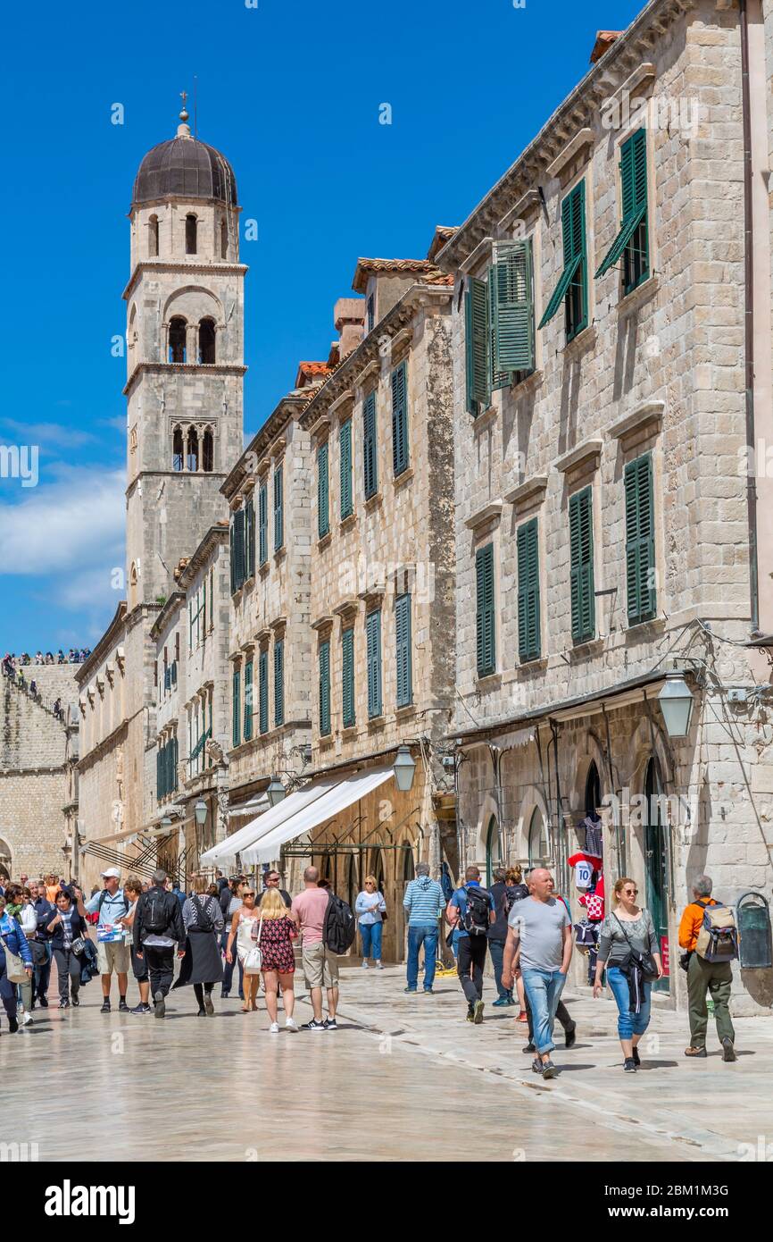 Visiteurs sur l'église et le monastère de Stradun et Franciscan, la vieille ville de Dubrovnik et la mer Adriatique, Dubrvnik, Dalmatie, Croatie, Europe Banque D'Images