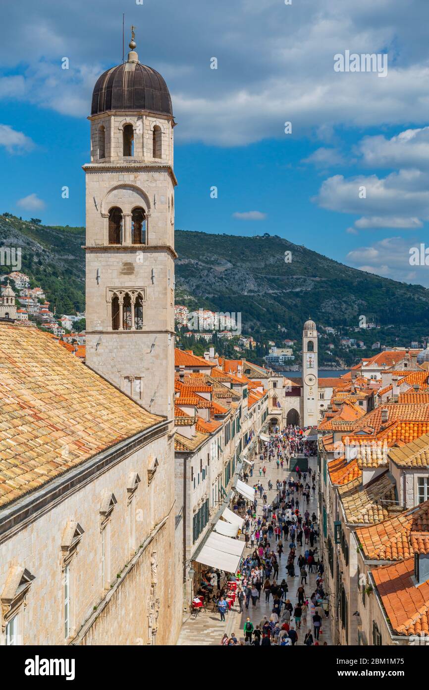 Visiteurs sur l'église et le monastère de Stradun et Franciscan, la vieille ville de Dubrovnik et la mer Adriatique, Dubrvnik, Dalmatie, Croatie, Europe Banque D'Images