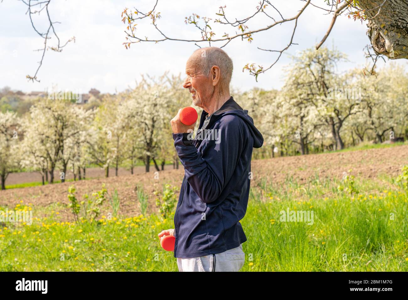 L'homme âgé est un homme qui apprécie un style de vie sportif. Entraînement sportif actif pour les personnes âgées. Soyez en mouvement. Concept de mode de vie sain Banque D'Images