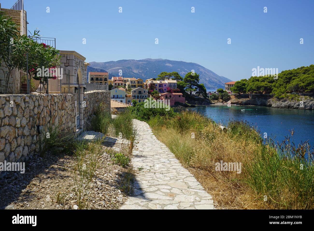 Panorama du village de l'ASOS et mer bleue par temps ensoleillé, île de Kefalonia (Céphalonie), Mer Ionienne, Méditerranée, Grèce Banque D'Images