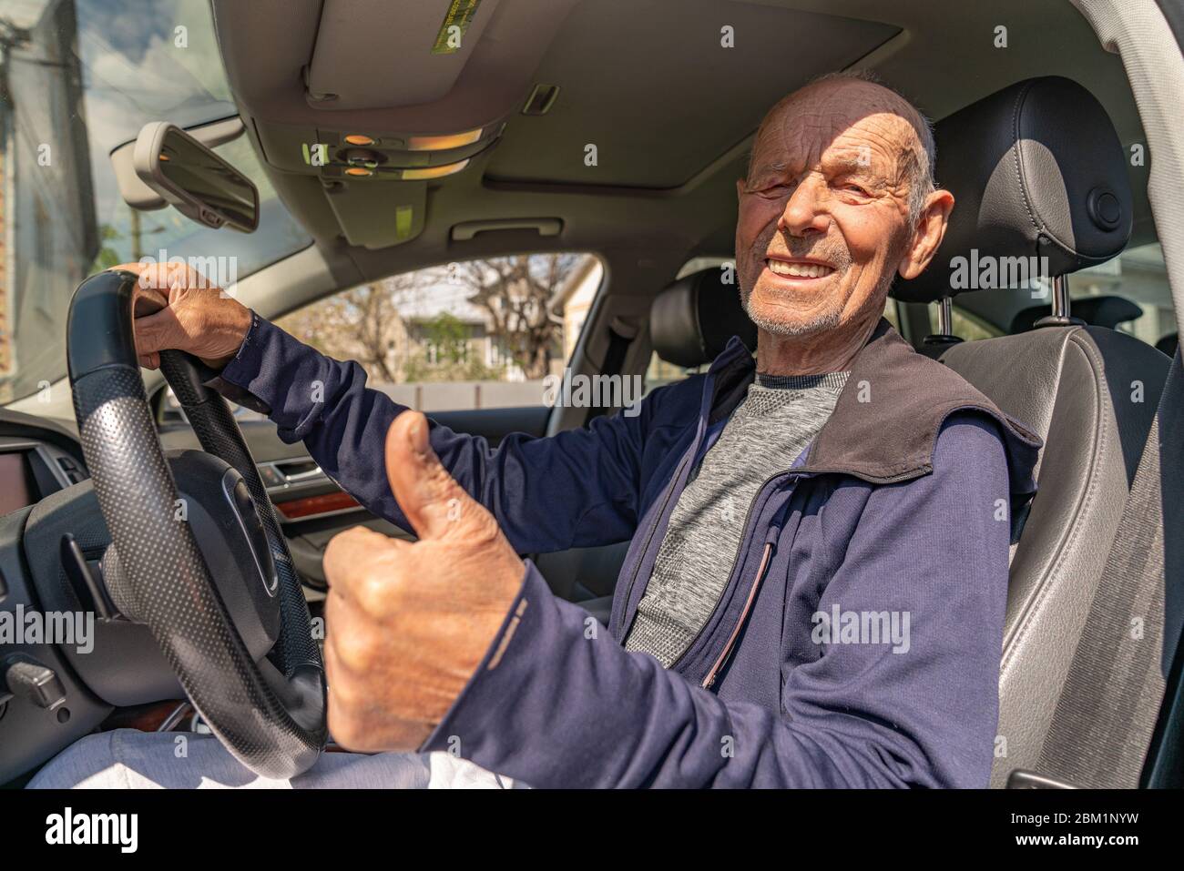 Senior bonne recherche heureux décontracté retraité homme avec sa voiture de sport Banque D'Images