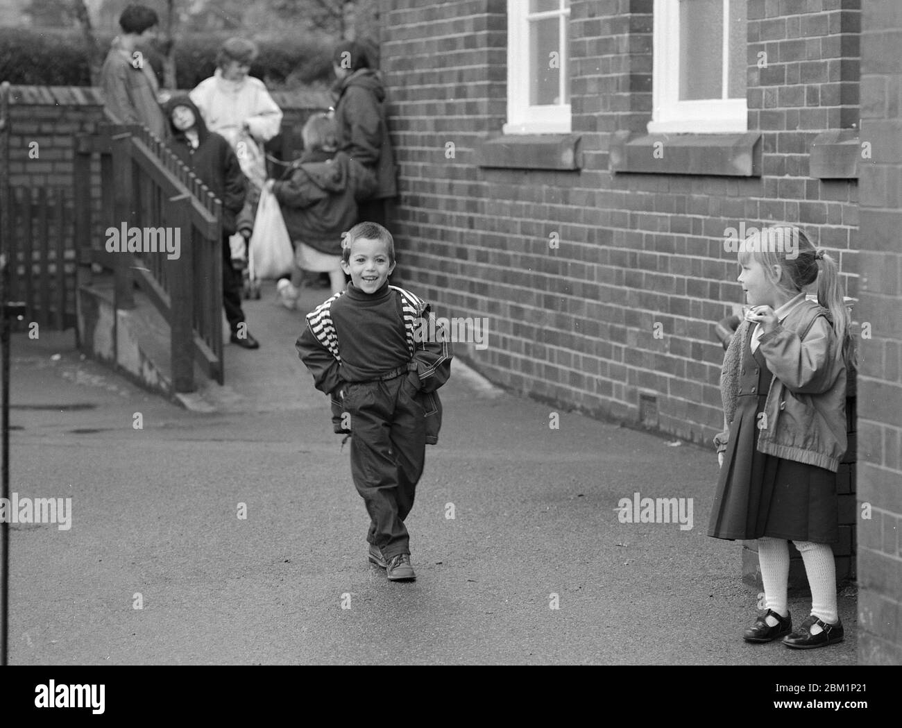 1994 enfants et parents qui vont à l'école primaire, début de journée, Angleterre du Nord, Banque D'Images