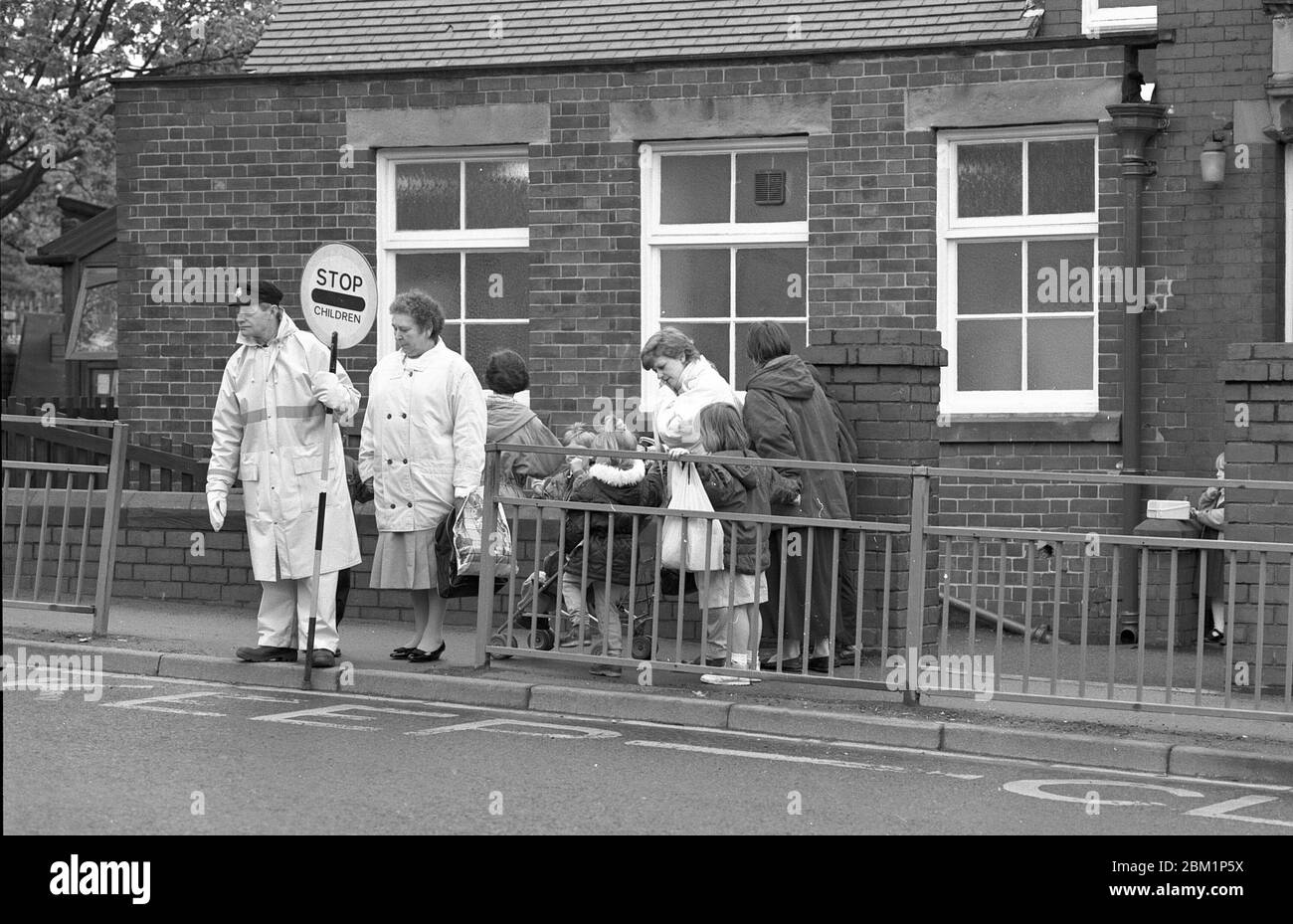 1994 enfants et parents qui vont à l'école primaire, début de journée, Angleterre du Nord, Banque D'Images