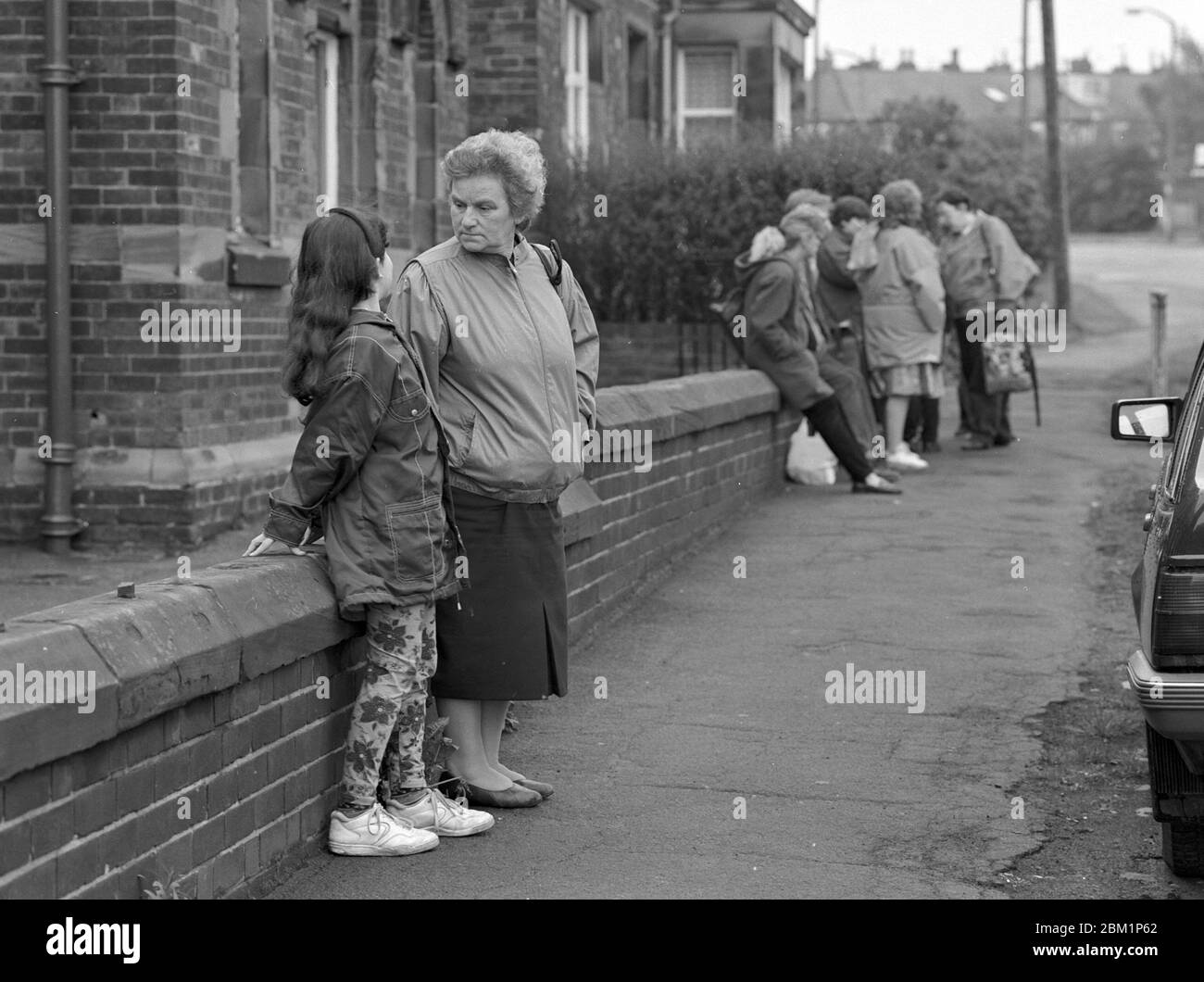 1994 enfants et parents qui vont à l'école primaire, début de journée, Angleterre du Nord, Banque D'Images