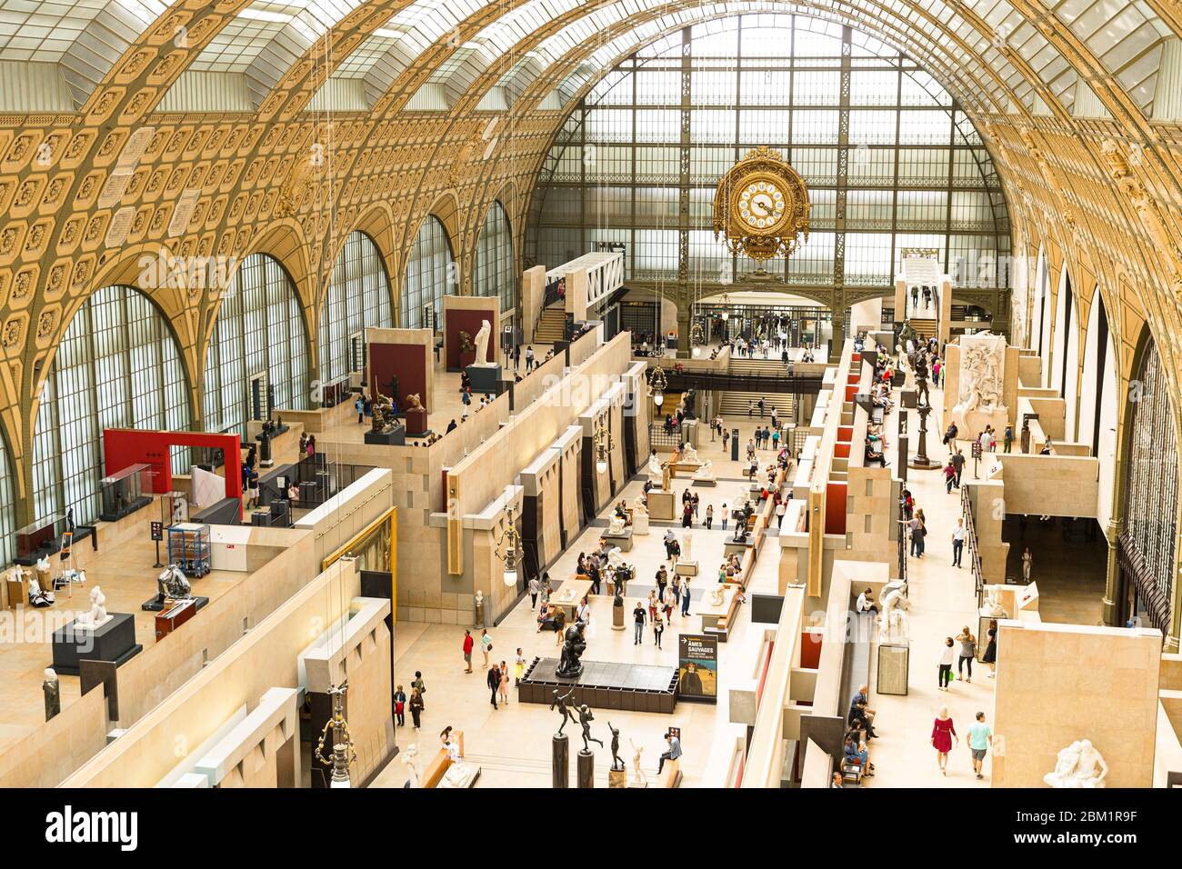 Hall principal du Musée d'Orsay à Paris, situé dans une ancienne gare Banque D'Images