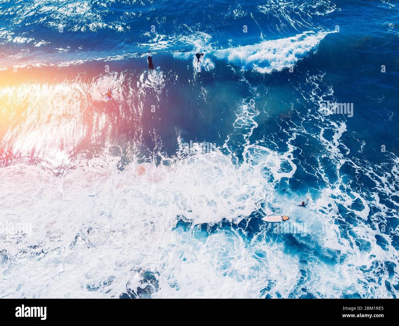 Le groupe de surfeurs novices apprend à s'embarquer sur la vague. Vue supérieure de l'antenne. Banque D'Images