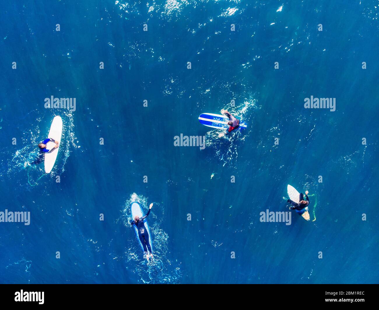 Le groupe de surfeurs novices apprend à s'embarquer sur la vague. Vue supérieure de l'antenne. Banque D'Images
