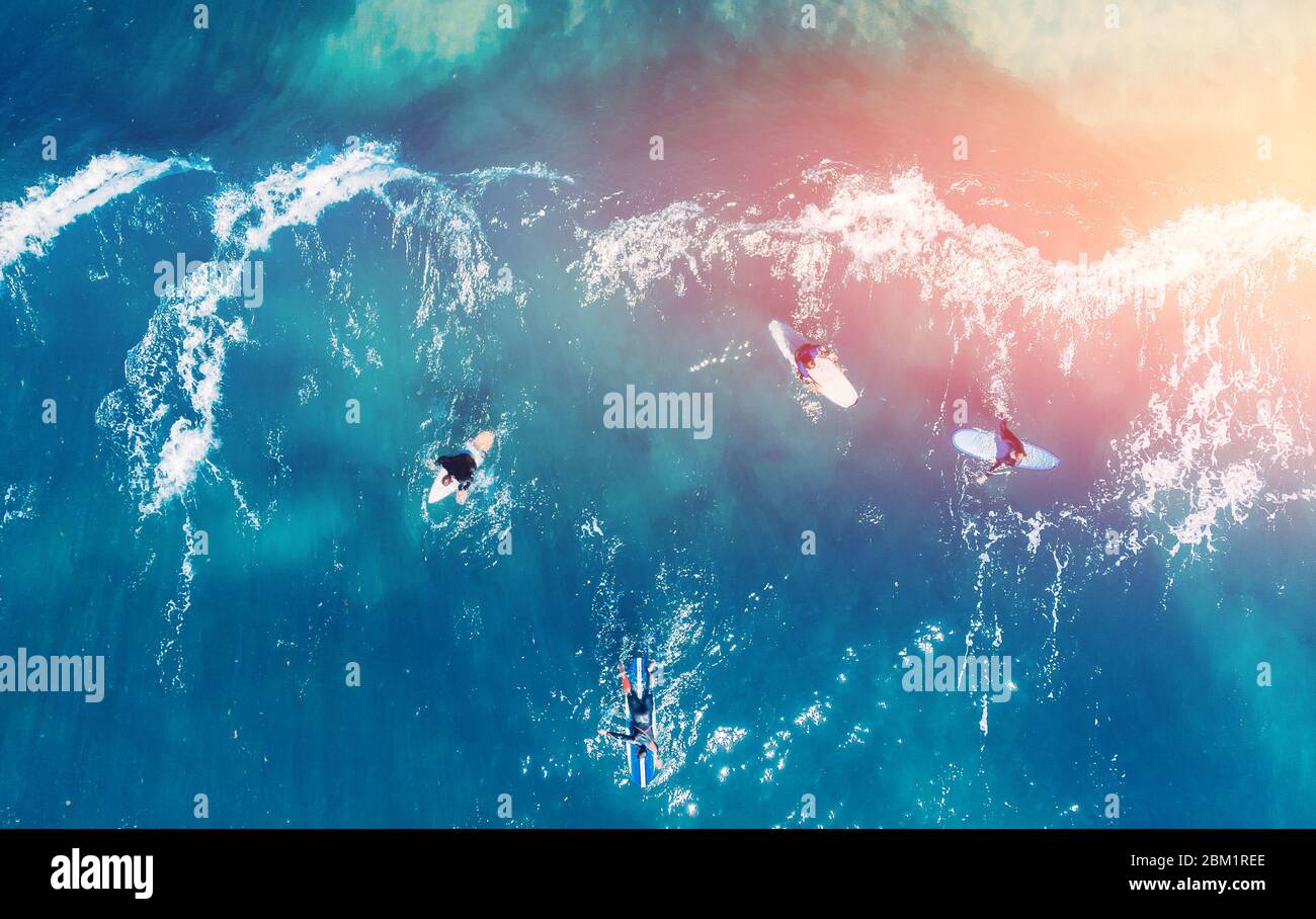 Le groupe de surfeurs novices apprend à s'embarquer sur la vague. Vue supérieure de l'antenne. Banque D'Images