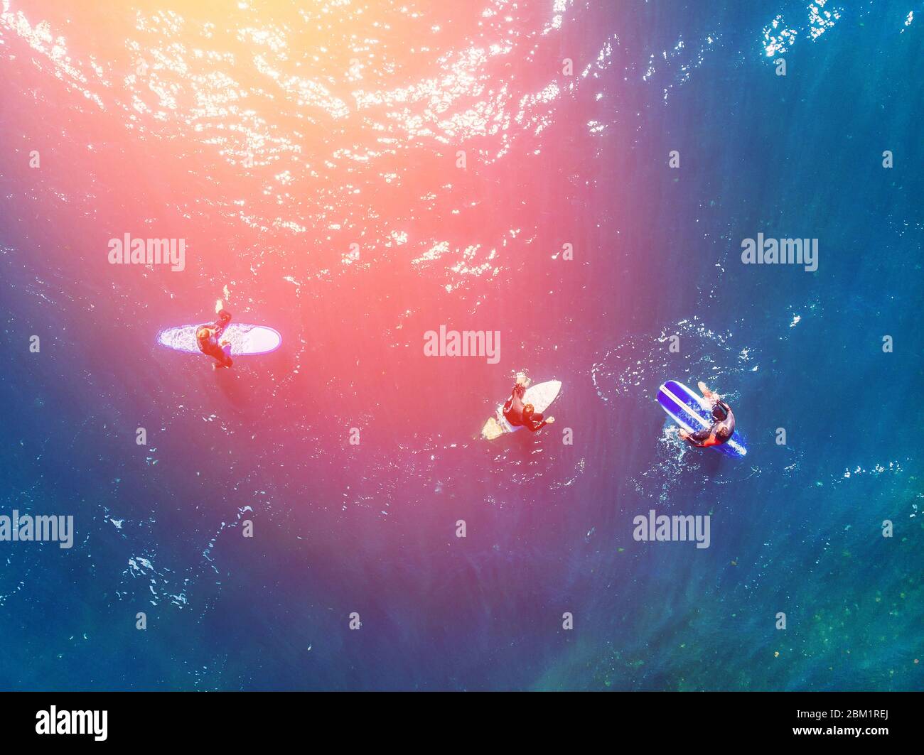 Le groupe de surfeurs novices apprend à s'embarquer sur la vague. Vue supérieure de l'antenne. Banque D'Images