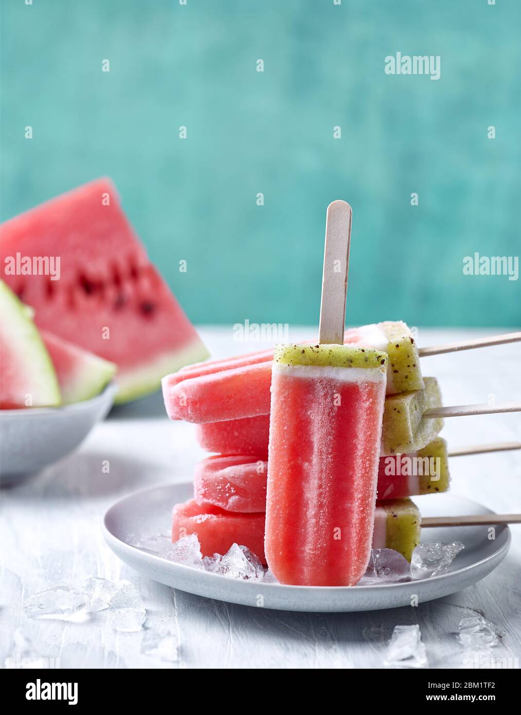 Assiette de pop-suits maison de pastèque avec fruits frais et glace Banque D'Images