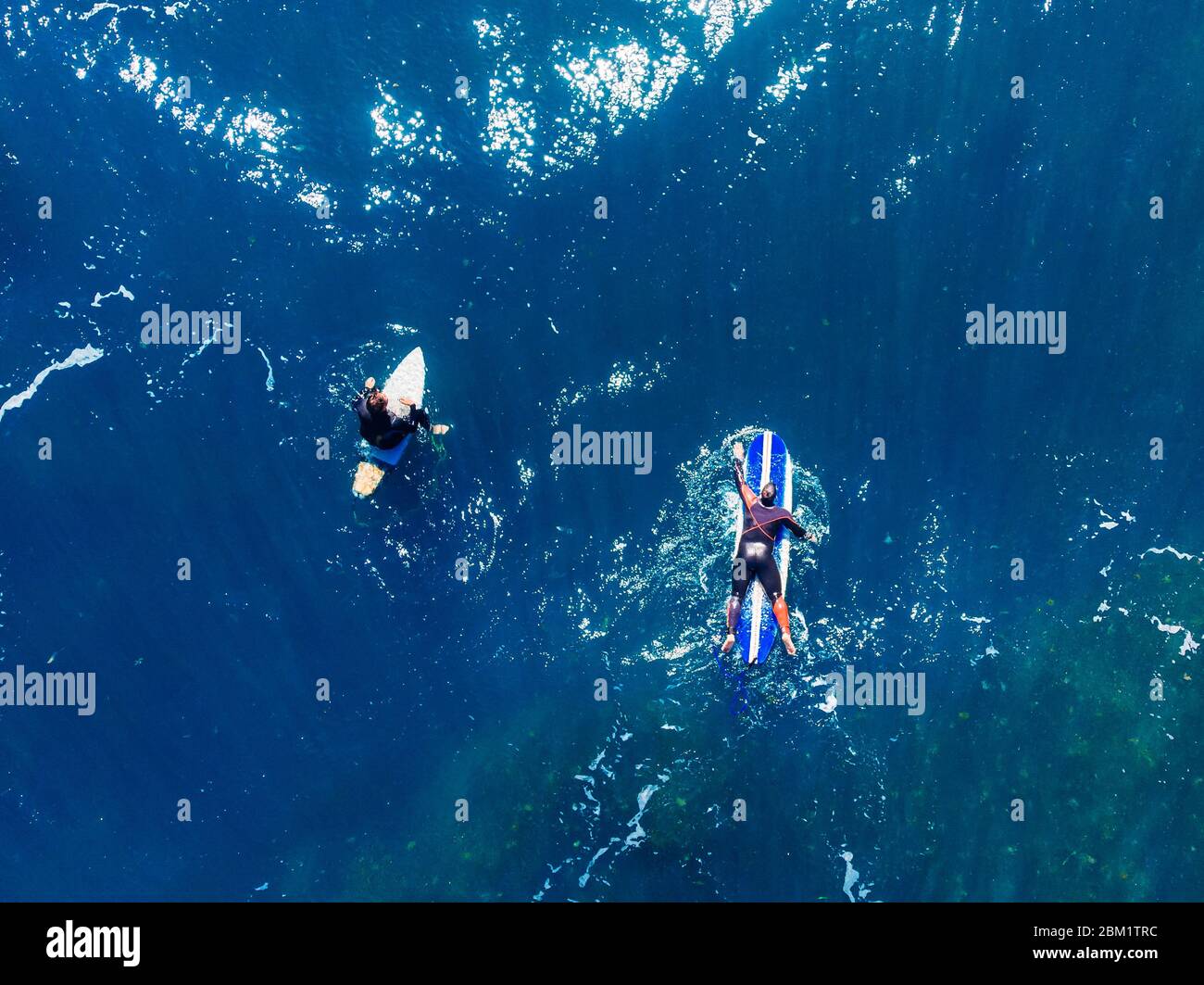 Le groupe de surfeurs novices apprend à s'embarquer sur la vague. Vue supérieure de l'antenne. Banque D'Images