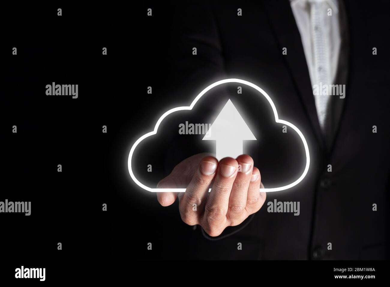 homme d'affaires téléverser les données de technologie d'entreprise dans la base de données de technologie de stockage dans le cloud pour transférer télécharger se connecter par réseau de connexion numérique en ligne pour bu Banque D'Images